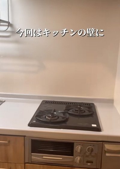 【キッチン壁DIY】無地の壁がカフェ風に！7.5万人が驚いた「タイルシート」の劇的ビフォーアフターと綺麗に貼るコツ