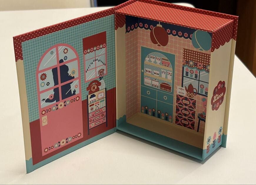 筆者撮影（キャンドゥ、ブック型ボックス M リカちゃん レトロポップ）