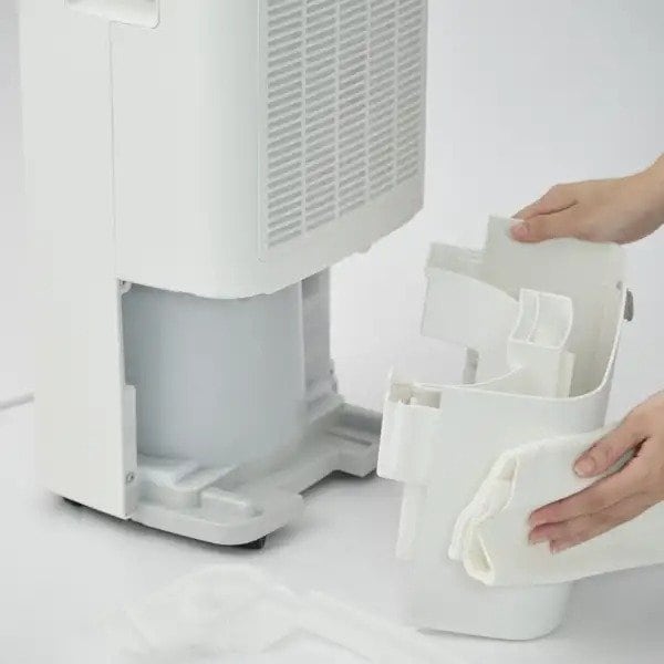 排水タンクは約2.8Lで、本体背面から取り外せます
