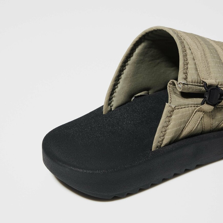 出所：ユニクロ公式　スライドサンダル