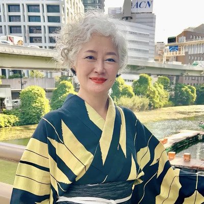 【66歳マダム】黒×黄色のモダンな矢羽根柄の浴衣を美しく着こなす「憧れます」の声