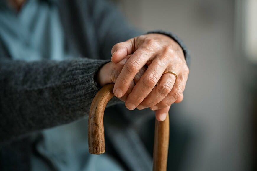 【介護保険証】65歳での交付を取り止めへ。そもそも介護保険とは？保険料はいくら？