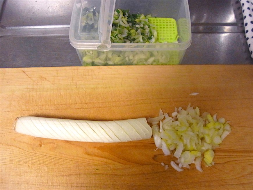 ネギの両面に切り込みを入れてきざむ