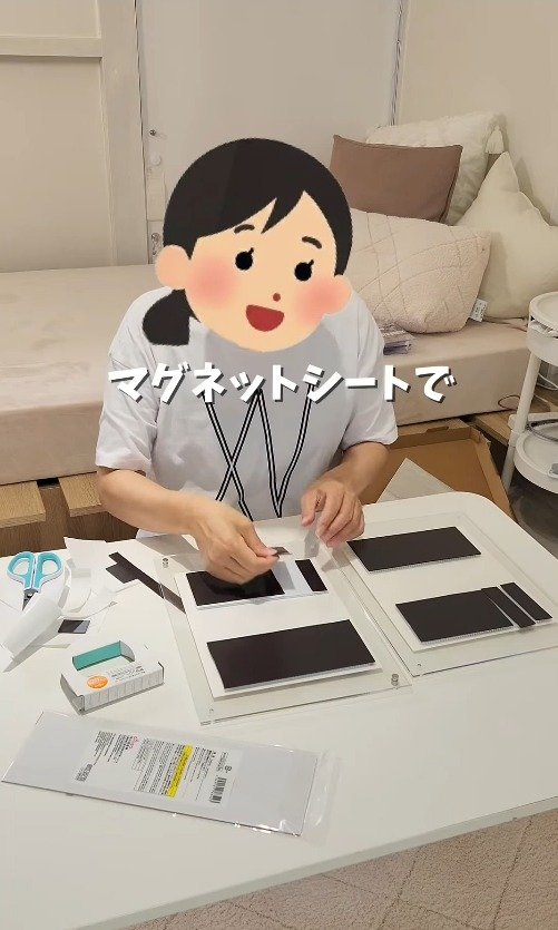 フレームの裏にマグネットシートを貼っていく様子