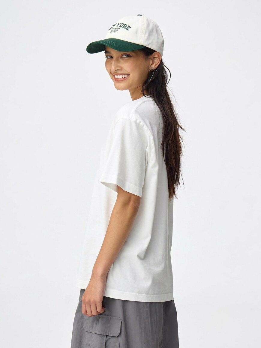 出所：GU公式　グラフィックT Kuromi／カラー: 01 OFF WHITE