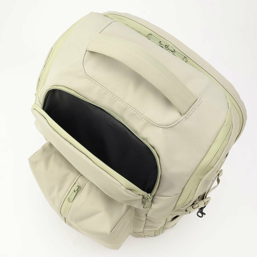 どちらも複数のポケットがあり、荷物を分けて収納できます