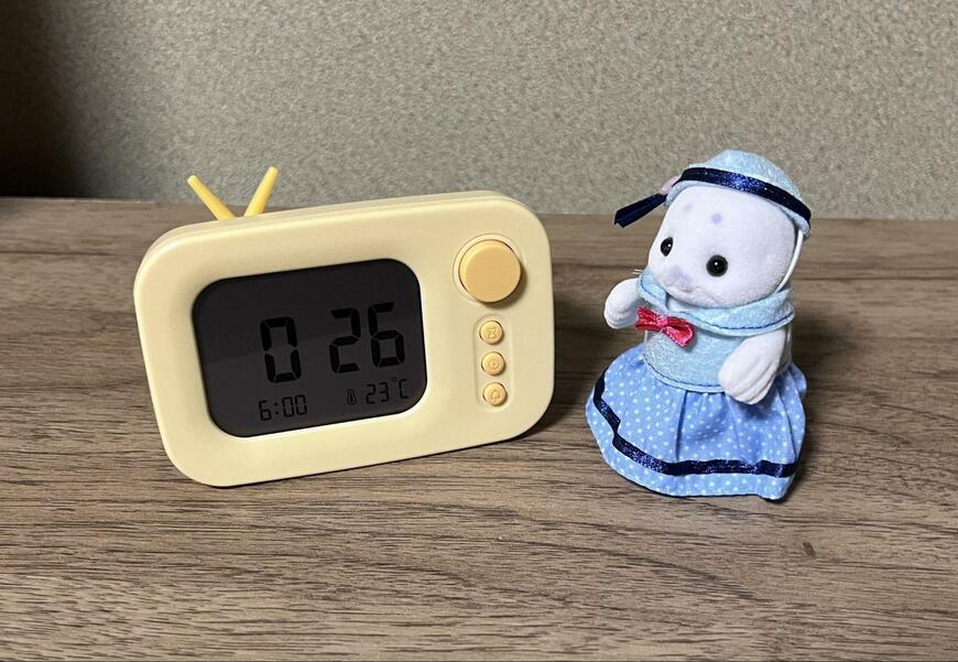 ダイソー、テレビ型デジタル時計