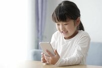 【早い？】子どもにスマホをいつから持たせる？後悔・失敗エピソードも