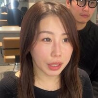 ウェディングフォトを控えた女性が＜顔周りカット＞でひし形シルエットのレイヤーロングに印象チェンジ！