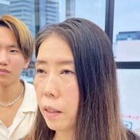【大変身】「若く見えて似合う髪型にしたい」女性がショートで大胆イメチェン！衝撃の結果に「凄い」と笑顔に