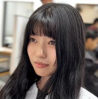 【激変】ロングの女性がプロに託してバッサリカット→別人級に変身した姿が大反響！