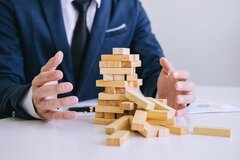 過熱する不動産融資に日銀が“イエローカード”。地銀苦境のツケは結局消費者に？
