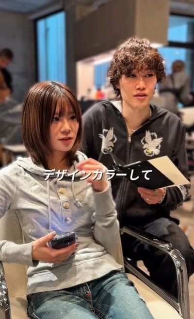 これまでのカラー履歴を話す女性