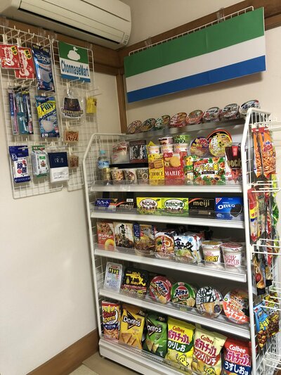 什器にお菓子や日用品が並ぶ