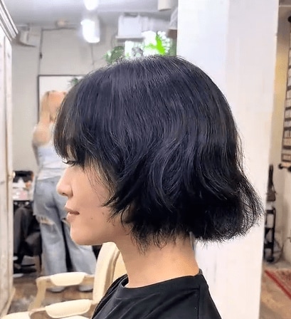 「くせ毛の広がりが気になる」顎ラインボブの女性が…ストレートパーマとカットでミニマムな艶ボブにスタイルチェンジ