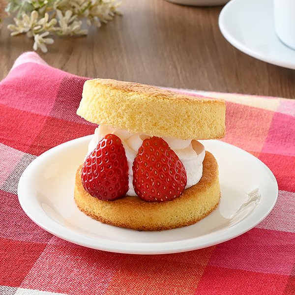ファミリーマートの新商品:ふんわりホットケーキ風サンド いちご