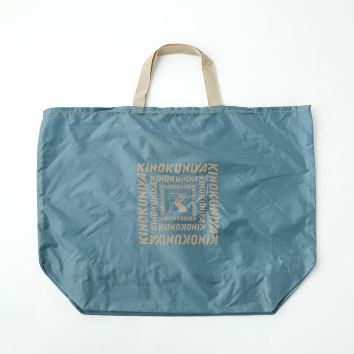 少しだけグレーがかった落ち着いたブルー