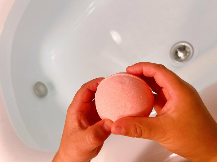 バスボールの大きさは、ちょうど子どもの両手に収まるサイズ