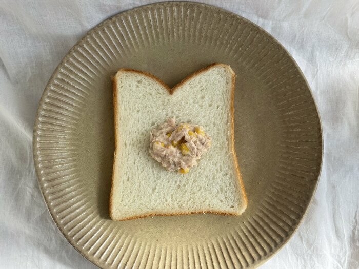 次に、もう一方の食パンの中央にサンドイッチの具を乗せます