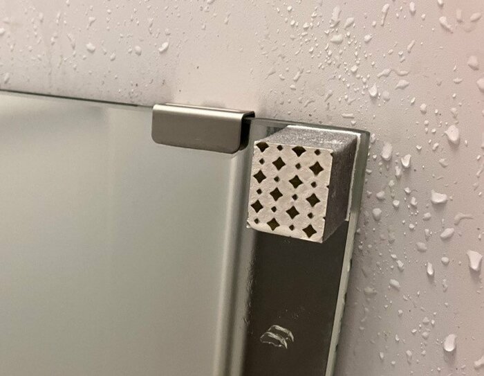 鏡に貼ったウロコ取り