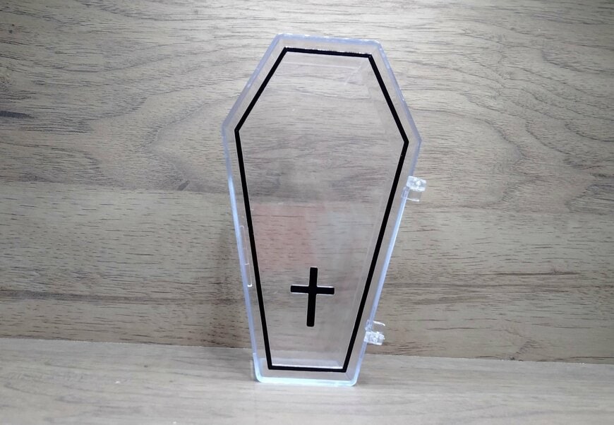 筆者撮影（セリア、ハロウィン 棺型クリア小物入れ）