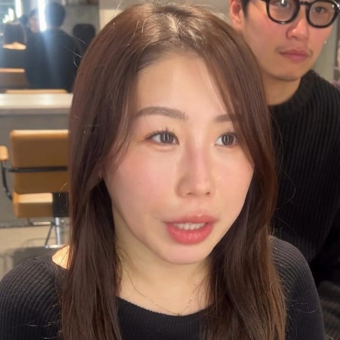 ウェディングフォトを控えた女性が＜顔周りカット＞でひし形シルエットのレイヤーロングに印象チェンジ！