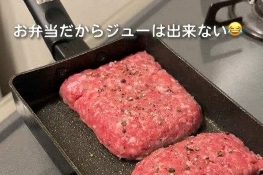 【ほぼファミレス】パートナーに作る「ココス風ハンバーグステーキ弁当」　ギルティすぎるガーリックの香りがたまらない…