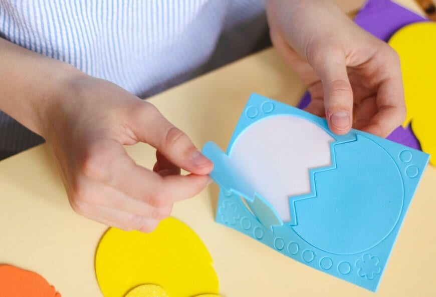 5歳児の「シール帳」に思わず二度見　あまりにも「個性的な中身」にホッコリ