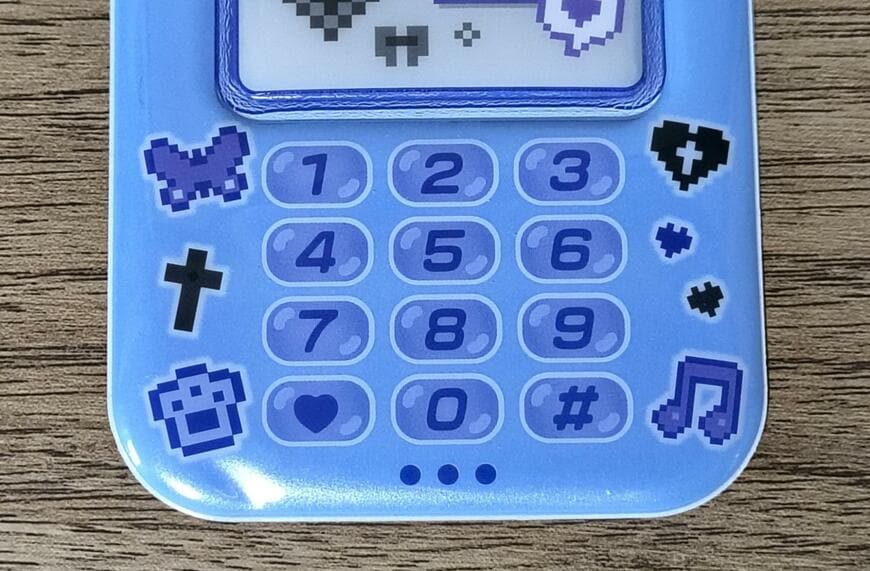 筆者撮影（セリア、平成メモリーパスケース ガラケー）