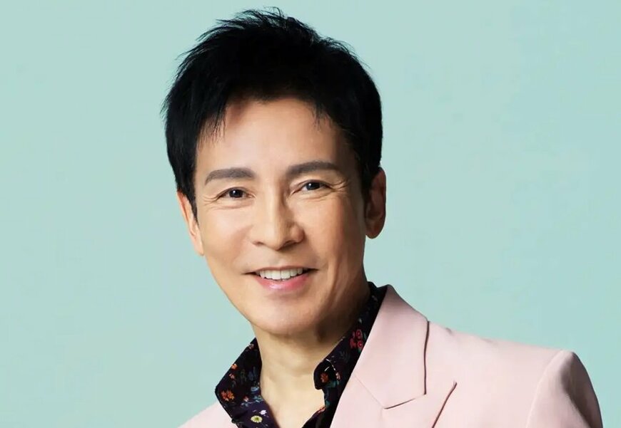 郷ひろみ、サングラス＆コート姿のオフショットに「映画のワンシーンみたい」「どこでもスター」称賛相次ぐ