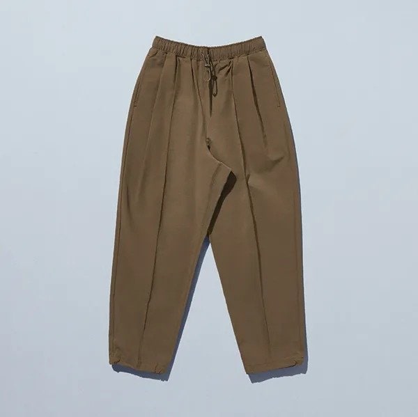 出所：ファミリーマート公式　ジョガーパンツ　ブラウン