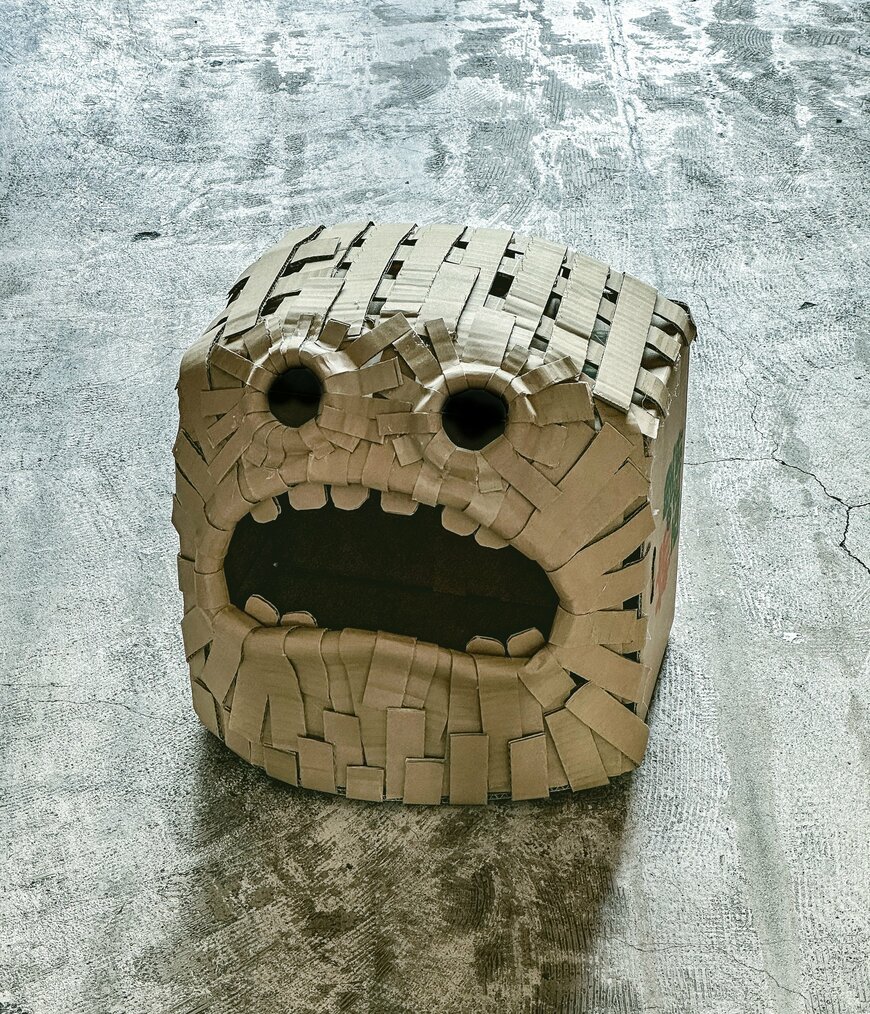 ダンボール製のクジ引き箱