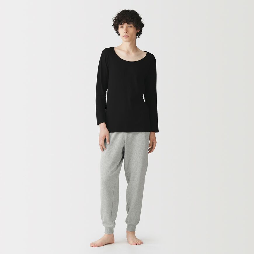 グレーのルームロングパンツを黒のトップスと合わせた全身