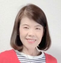 【60代マダム】が〈20年前のH&Mの赤ロングカーディガン〉をおしゃれに着こなす「素敵です」「とってもお似合いです」の声