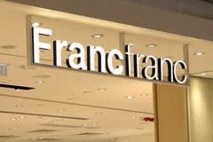 大人可愛いディズニーグッズありました！Francfranc「ミニーフェイスポーチ」が3000円。ミニーの耳＆リボンがアクセント！淡いカラー＆ツイードが上品