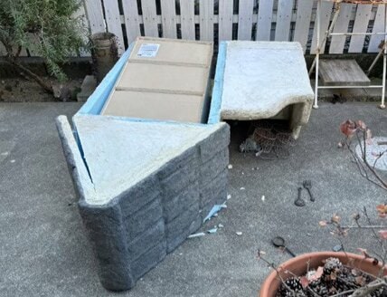 強風で倒れて処分も考えた〈モルタルハウス型の物入れ〉をDIYで修復　完成後の姿に「ますます愛着が湧きますね」