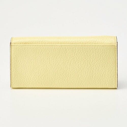 バックはシンプルなスタイルで大人も使いやすい