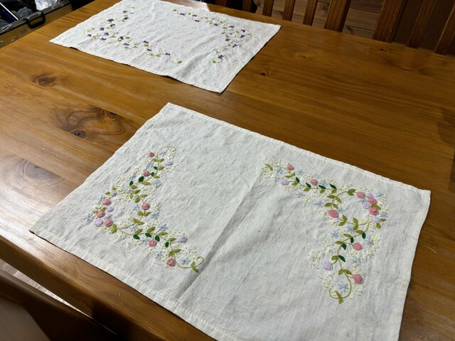 「凄いというより怖い」母親が100均の糸で刺繍したランチョンマット 繊細な花のデザインに「見惚れる」と絶賛の声