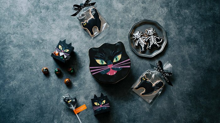黒猫モチーフのお菓子や缶アイテム