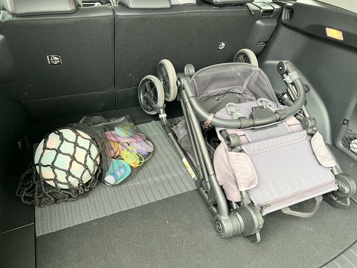 細々したおもちゃと、ベビーカーを積んでみました