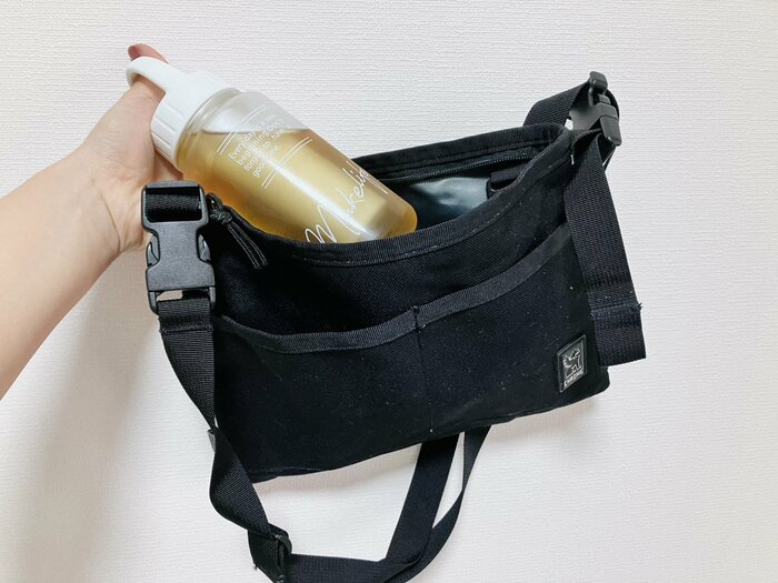 かばんにいれている様子