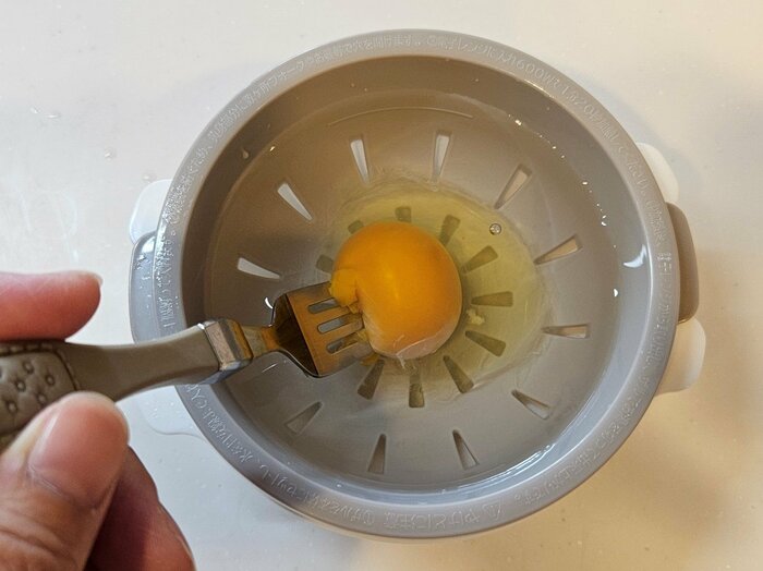 黄身部分に数か所フォークやお箸で穴を開ける