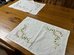 「凄いというより怖い」母親が100均の糸で刺繍したランチョンマット　繊細な花のデザインに「見惚れる」と絶賛の声