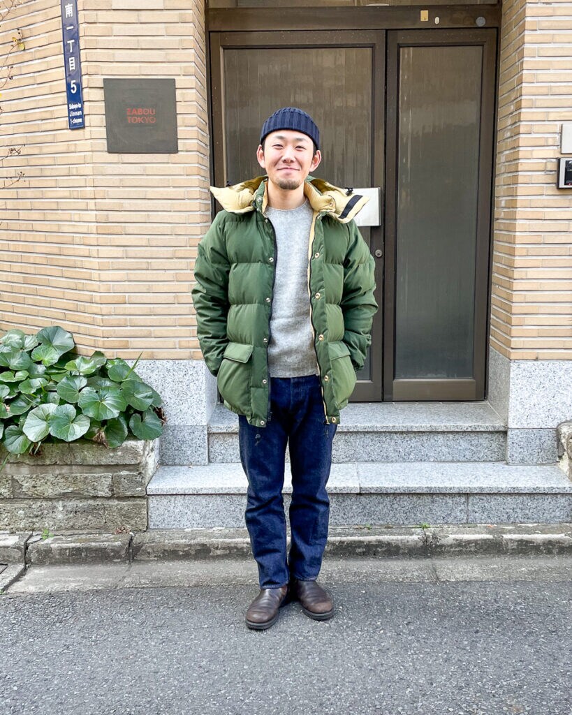ダウンジャケット（クレセントダウンワークス）、ニット（ハーレーオブスコットランド）、デニム（リゾルト）、シューズ（ブランドストーン）/ 全てZABOU TOKYO