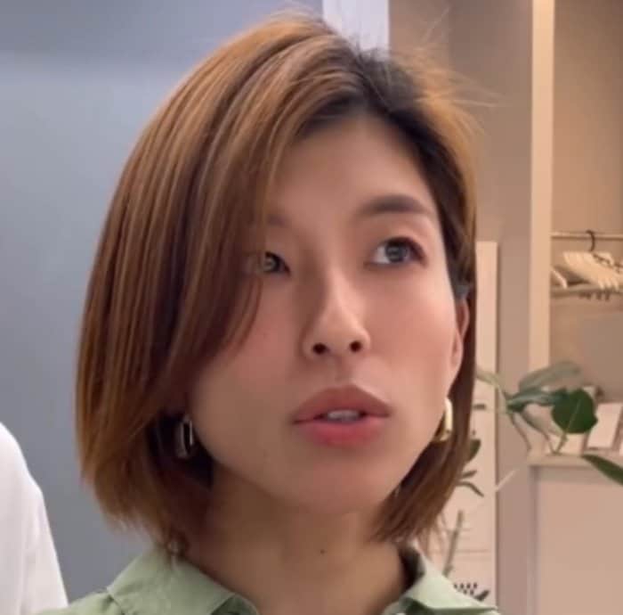 ショートだと「メンズっぽくなってしまう」と悩む女性　大変身したショートボブに思わず笑顔