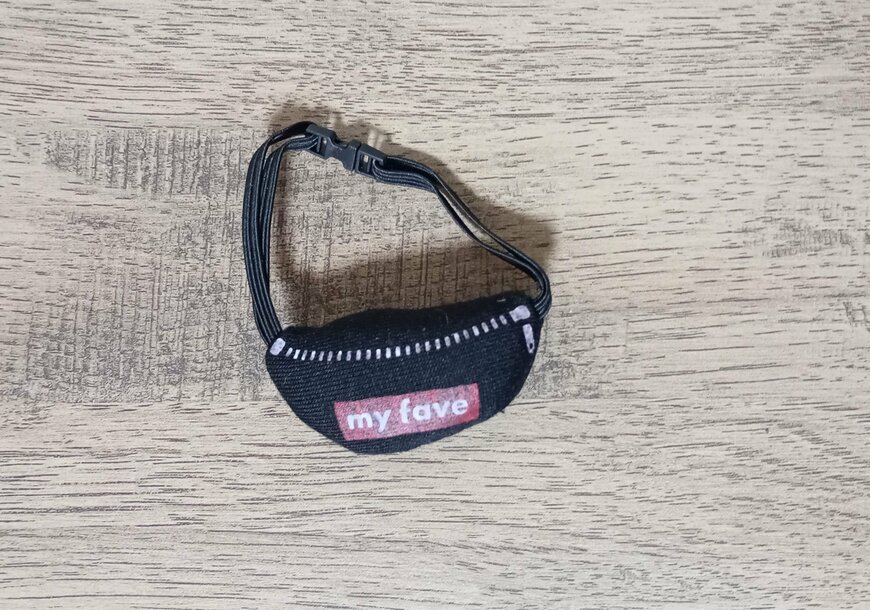 出所：筆者撮影（セリア、SJI-13464 ぬい用ボディバッグ ヲタコレ）