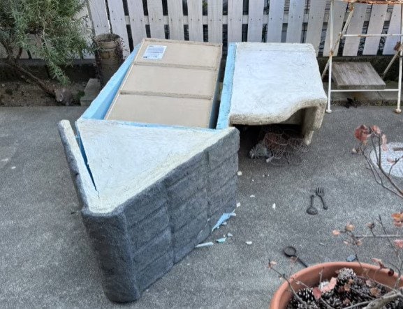 強風で倒れて処分も考えた〈モルタルハウス型の物入れ〉をDIYで修復　完成後の姿に「ますます愛着が湧きますね」