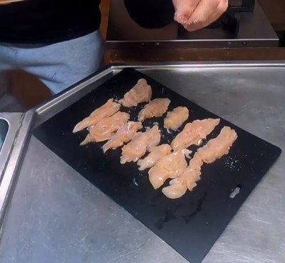 父が家族に作る【ピカタ弁当】丁寧に作るおかずがどれも美味しそう！副菜の彩りも良く食欲をそそる「父ちゃん弁当」に「愛情を感じる」の声