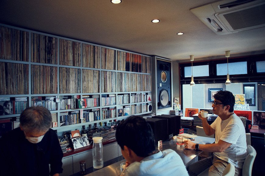 ビッグボーイの店内は明るい。レコードとCDと4343Bのために作られた棚が美しい。