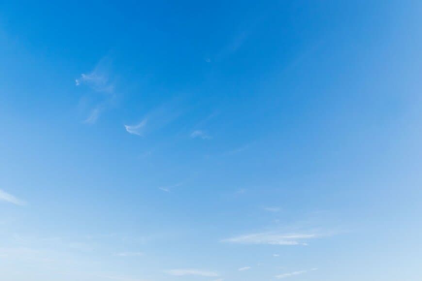 強風警報が出ている空を見上げたら…偶然現れた珍光景に「どゆこと？」「書道で書く字みたい」と16万いいね